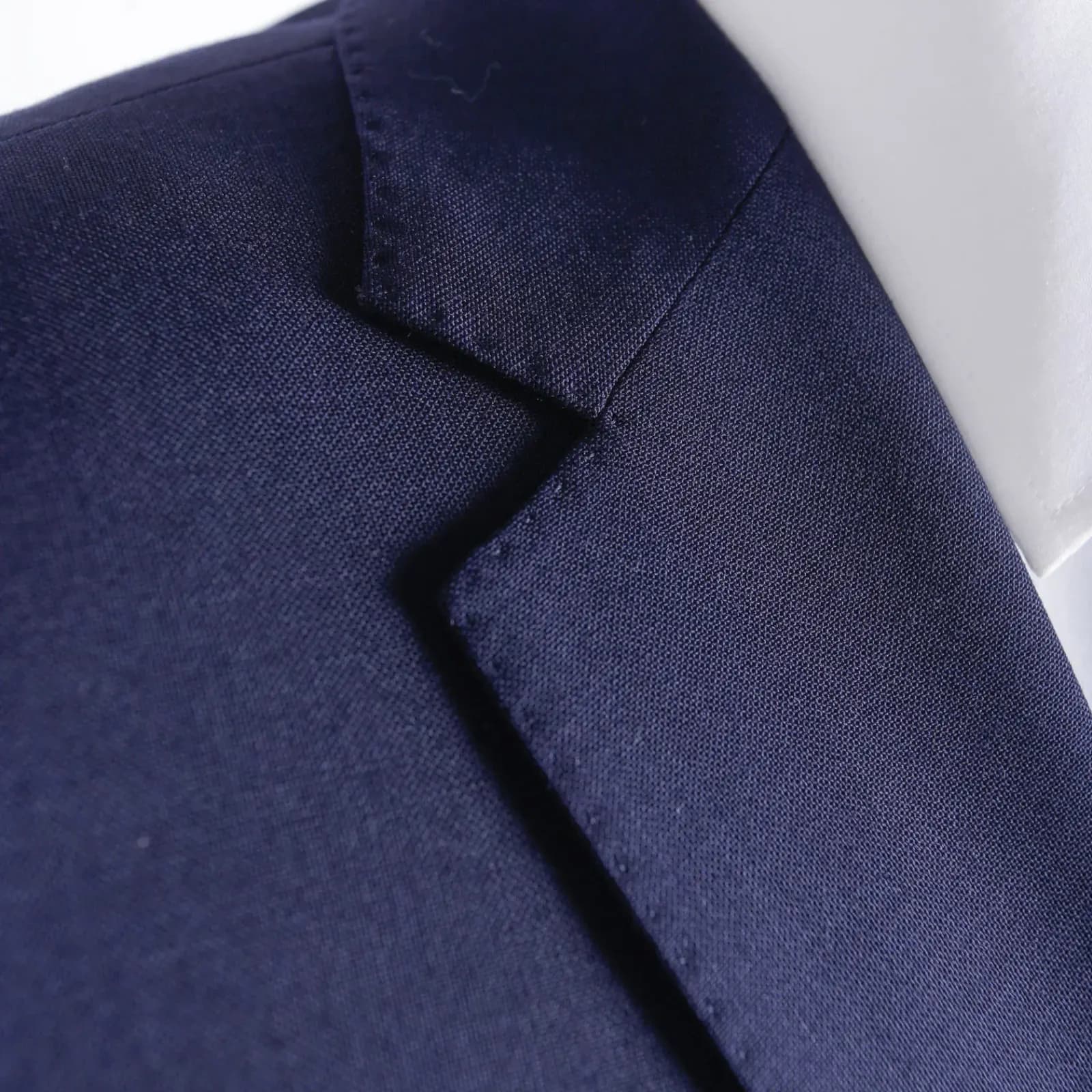 Интерьер ателье Gent's Atelier — детали примерочной
