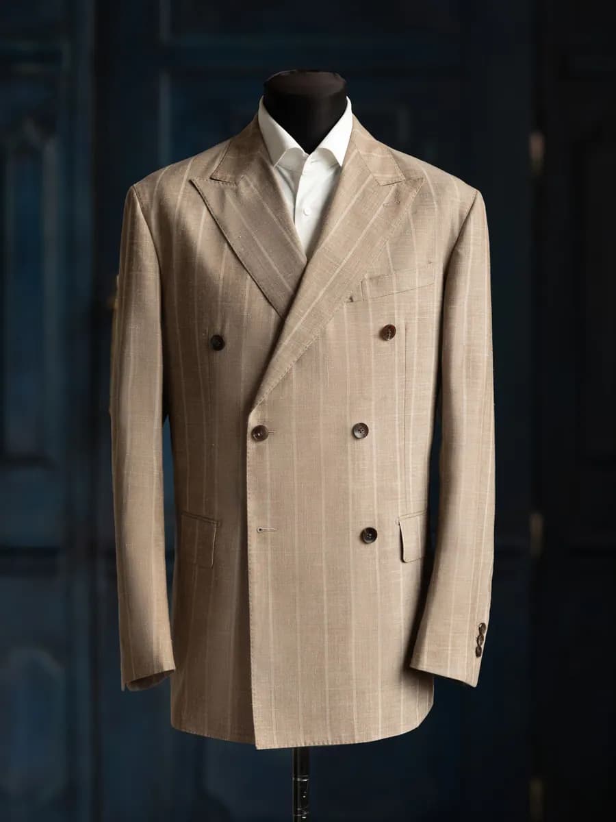 Двубортный костюм-двойка в цвете light brown