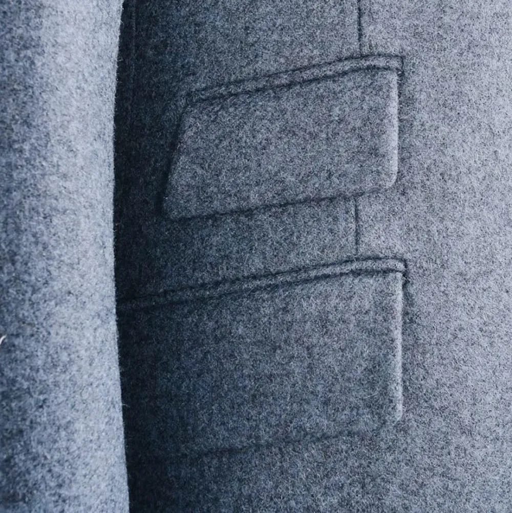 Крупный план боковых накладных карманов серого шерстяного пальто с фактурным ворсом