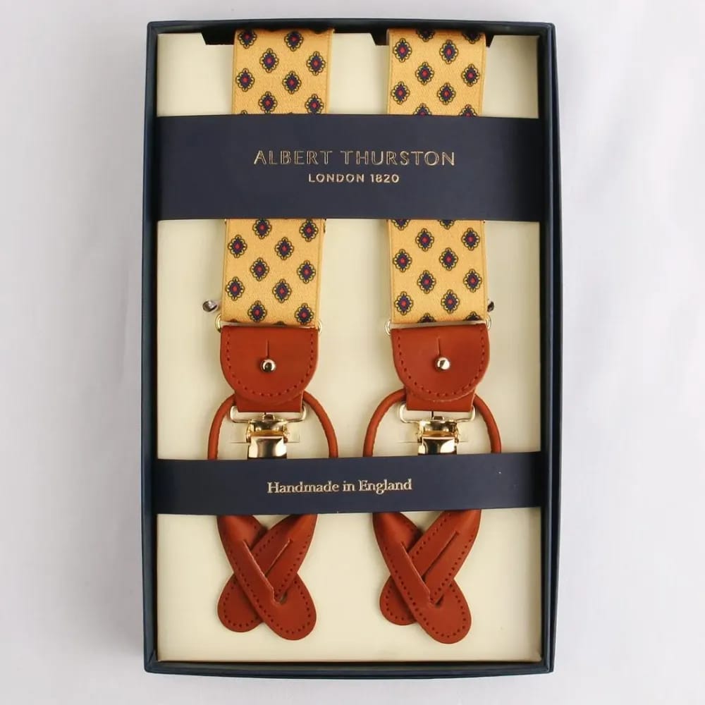 Подтяжки Albert Thurston London 1820 в фирменной коробке: жёлтая лента с мелким орнаментом, коричневые кожаные детали и золотые зажимы