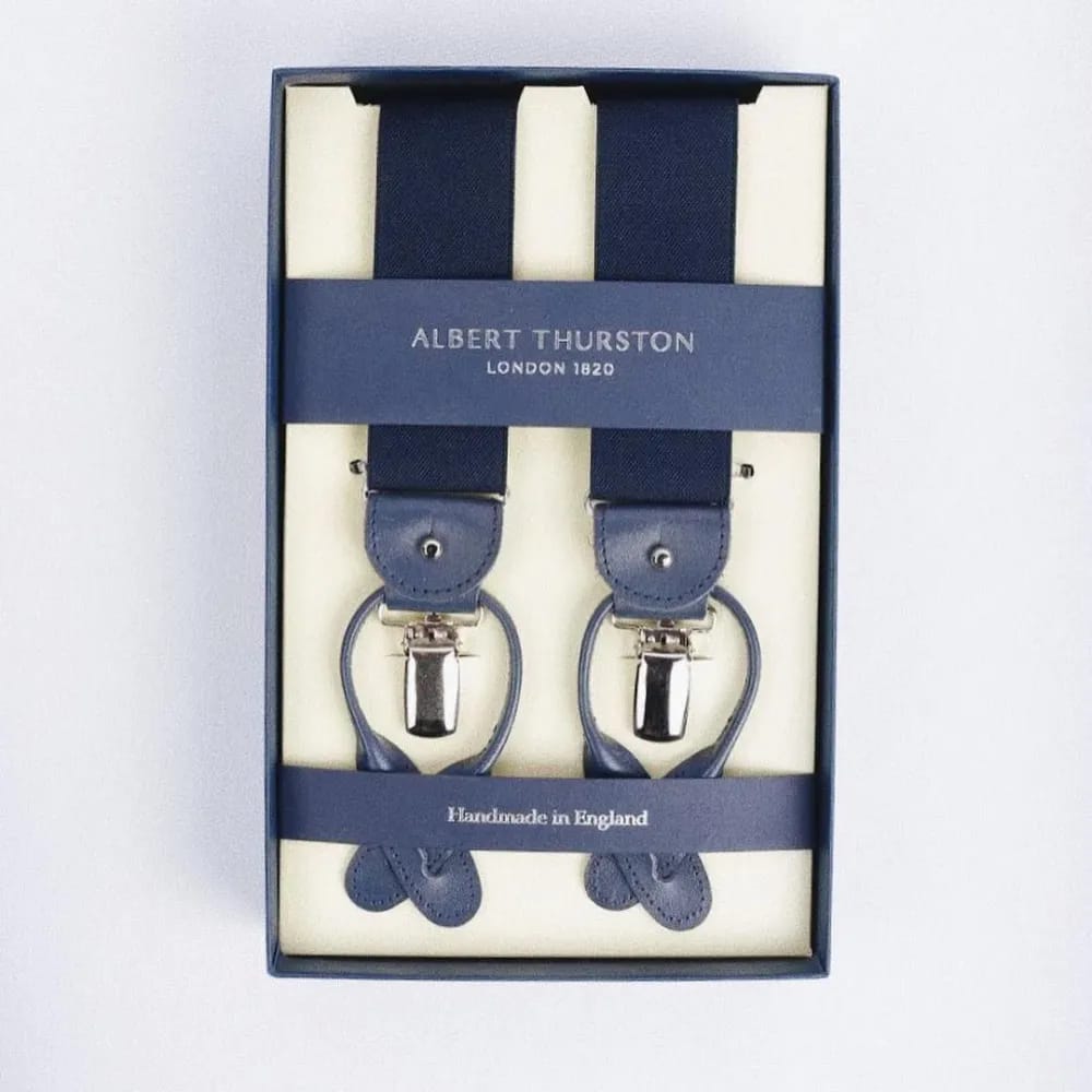 Подтяжки Albert Thurston London 1820 в фирменной коробке: тёмно-синяя однотонная широкая лента, синие кожаные детали, серебристые зажимы