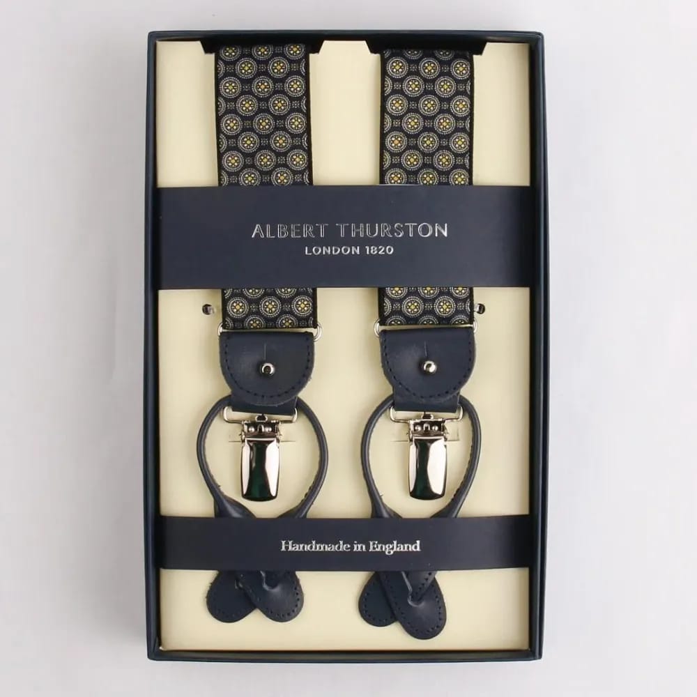 Подтяжки Albert Thurston London 1820 в фирменной коробке: чёрная лента с золотисто-жёлтым медальонным узором, тёмно-синие кожаные детали