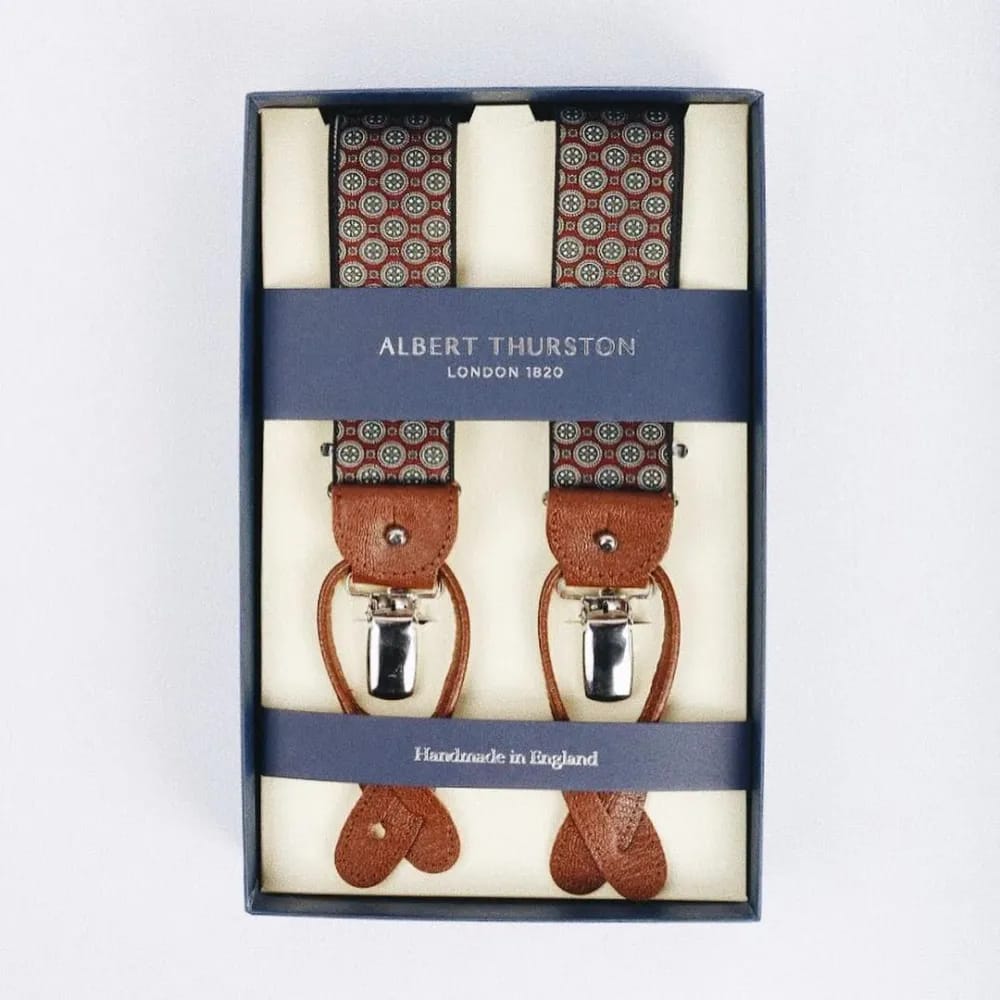 Подтяжки Albert Thurston London 1820 в фирменной коробке: бордово-красная лента с круглым орнаментом, рыжие кожаные детали, серебристые зажимы