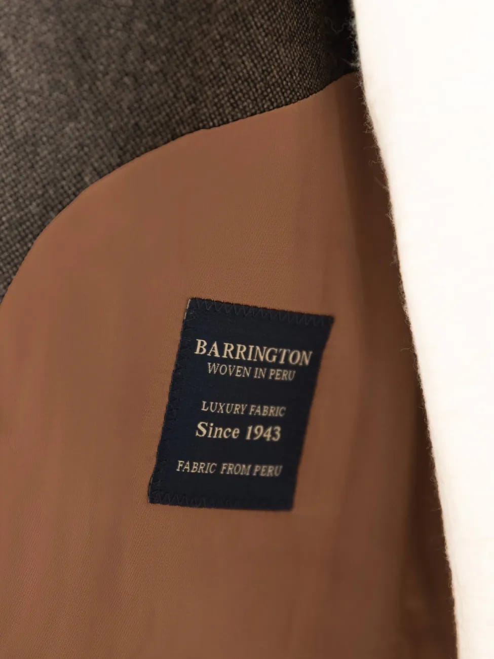 Ярлык Barrington «Woven in Peru, Luxury Fabric Since 1943» на коричневой подкладке пиджака