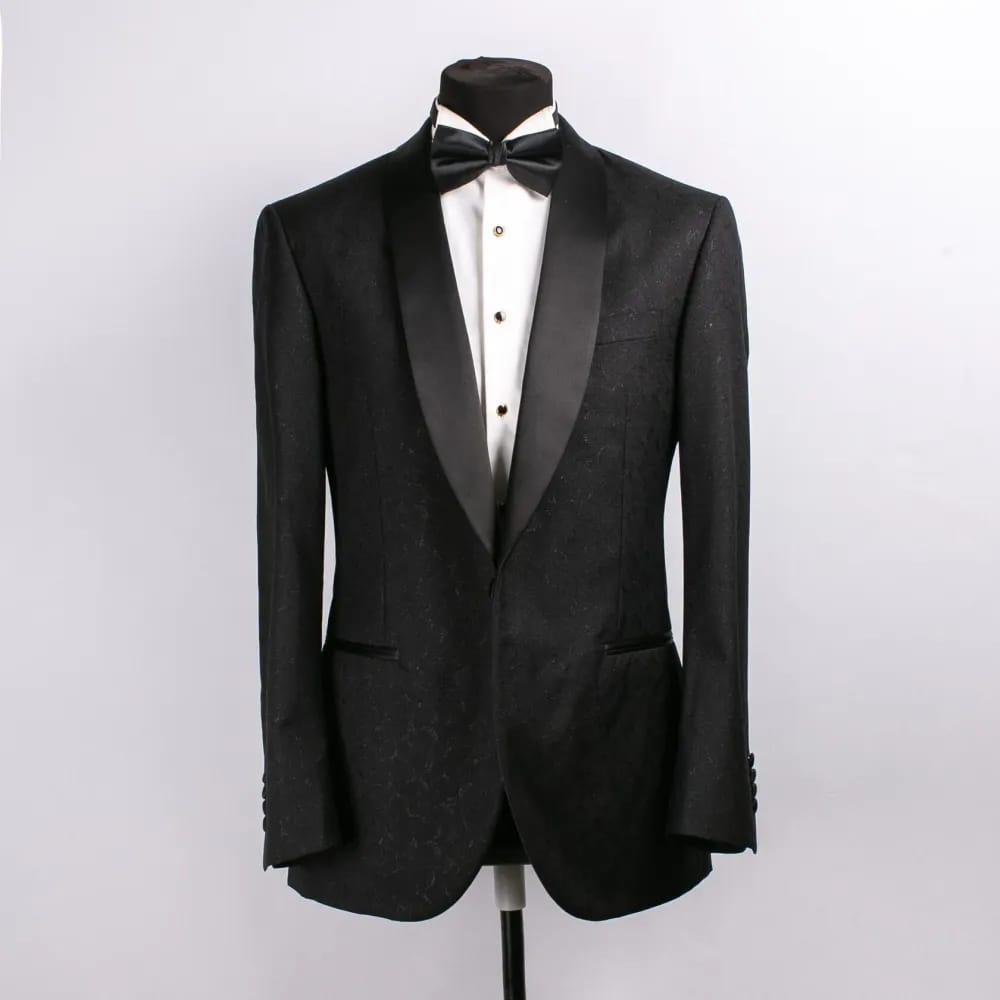 Чёрный смокинг с жаккардовым узором и атласным шалевым лацканом на манекене