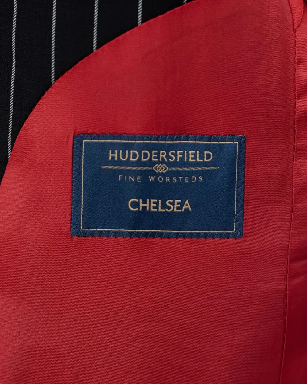 Ярлык Huddersfield Fine Worsteds коллекции Chelsea на красной подкладке полосатого пиджака