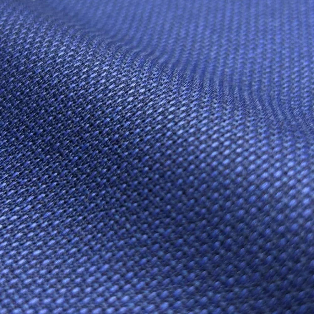 Крупный план ткани Scabal — тёмно-синяя тонкая шерсть Super 150 с равномерным переплетением