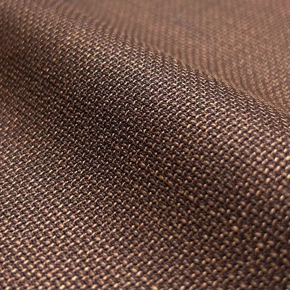 Крупный план ткани Scabal — тёмно-коричневое плотное переплетение с тёплым оттенком