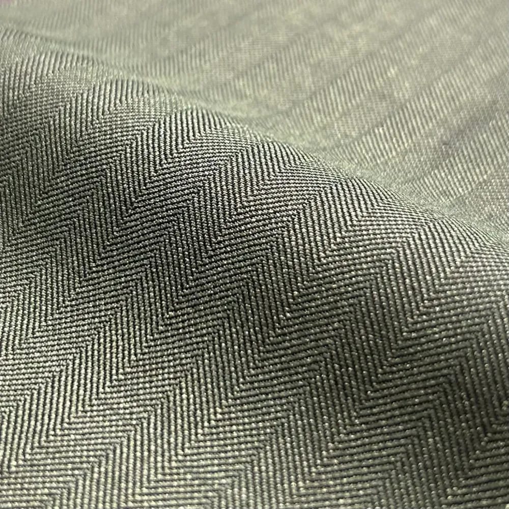 Крупный план ткани Scabal — серо-оливковое тонкое плетение «ёлочка» с шелковистым блеском