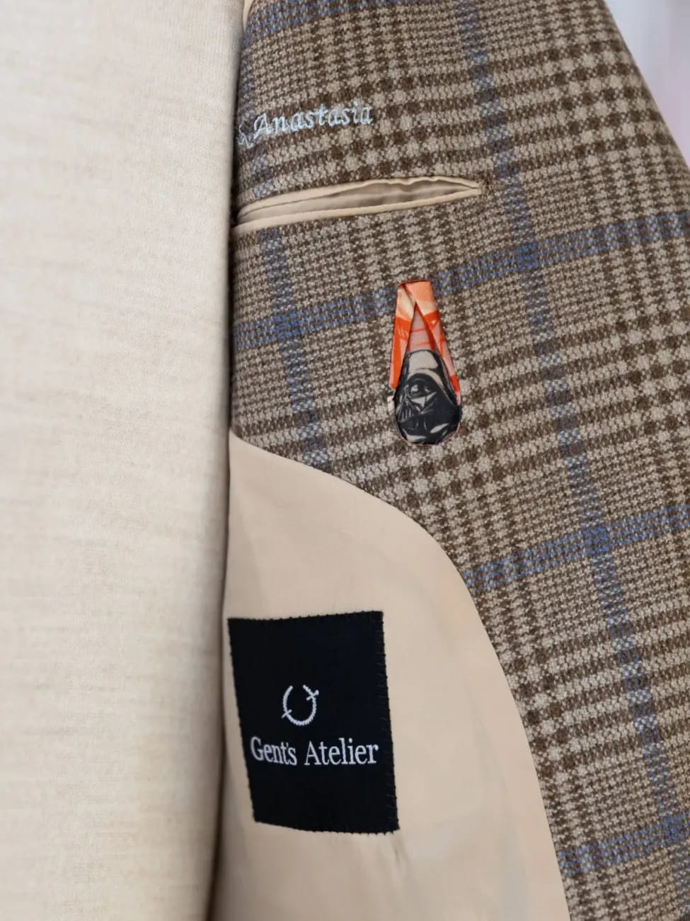 Внутренняя сторона пиджака в клетку: лейбл Gent's Atelier, именная вышивка и декоративный брелок на молнии