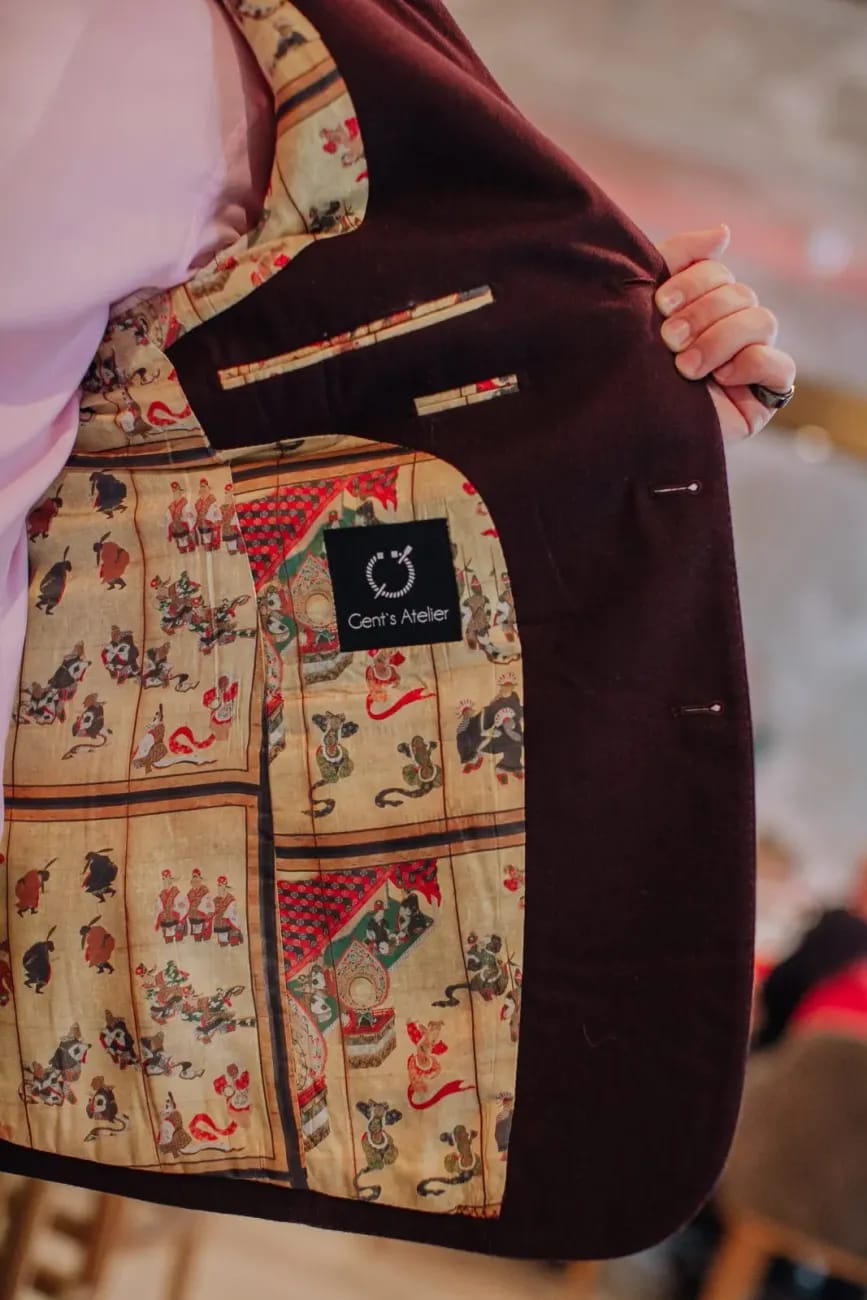 Подкладка бордового костюма Gent's Atelier с логотипом