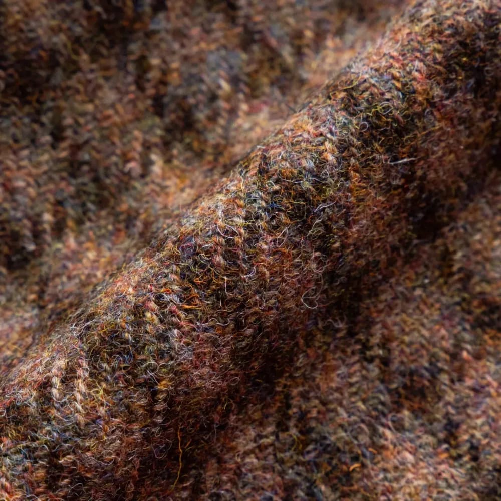 Крупный план Harris Tweed — коричнево-рыжий твид с разноцветными нитями ручного ткачества