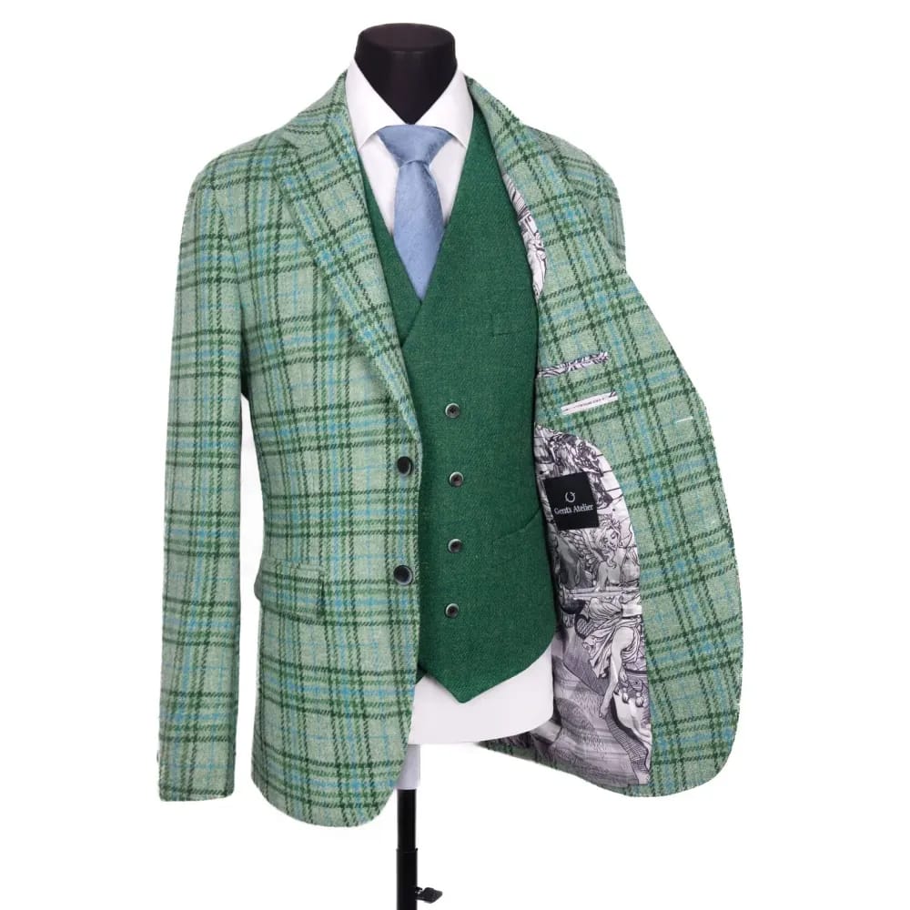 Зелёный пиджак в крупную клетку из Harris Tweed с твидовым жилетом на манекене