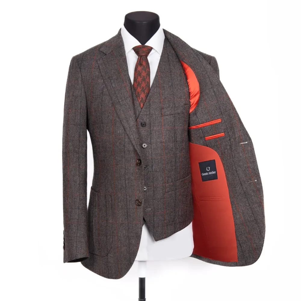 Тёмно-коричневый трёхпредметный костюм из Harris Tweed с оранжевой подкладкой на манекене
