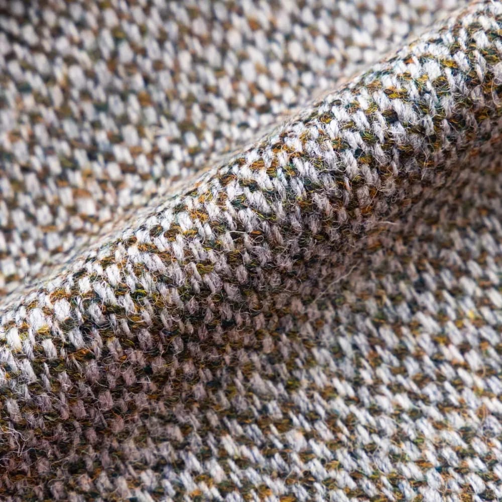 Крупный план Harris Tweed — светлый меланжевый твид с зелёноватыми и жёлтыми нитями