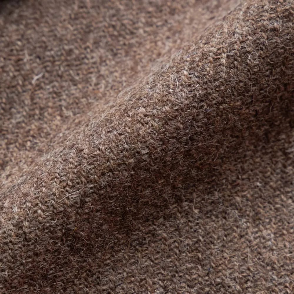 Крупный план Harris Tweed — тёплый коричневый однотонный твид из шотландской шерсти