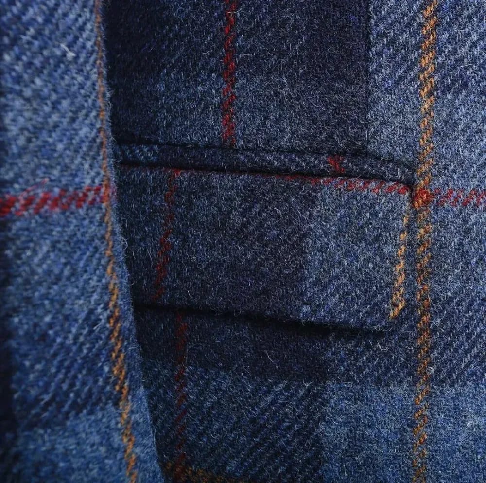 Крупный план ткани Harris Tweed синего цвета с крупной клеткой в красных и рыжих тонах, нагрудный карман пальто