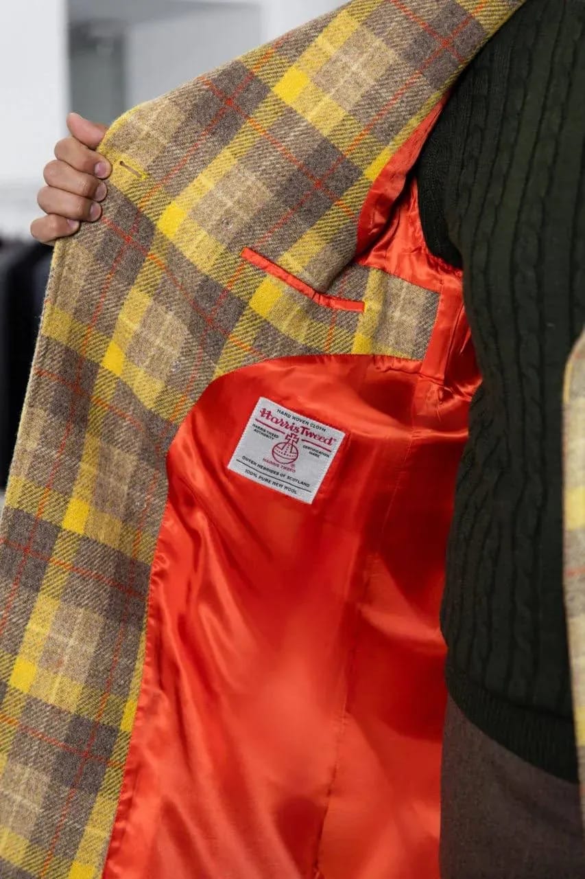Подклад пальто из клетчатого твида — ярко-красная подкладка с тканевой биркой Harris Tweed