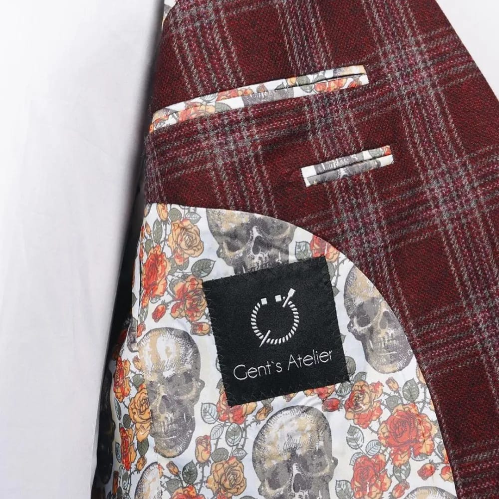 Подкладка пиджака Gent's Atelier с принтом черепов и роз, бордово-клетчатая шерстяная ткань борта, чёрный лейбл с логотипом ателье