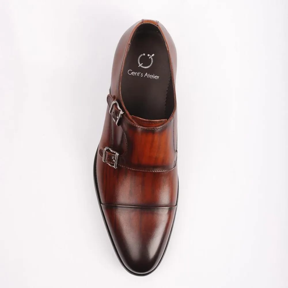 Кофейный кожаный монк Gent's Atelier вид сверху — две пряжки, cap-toe, патина с тёмными разводами, логотип ателье на стельке