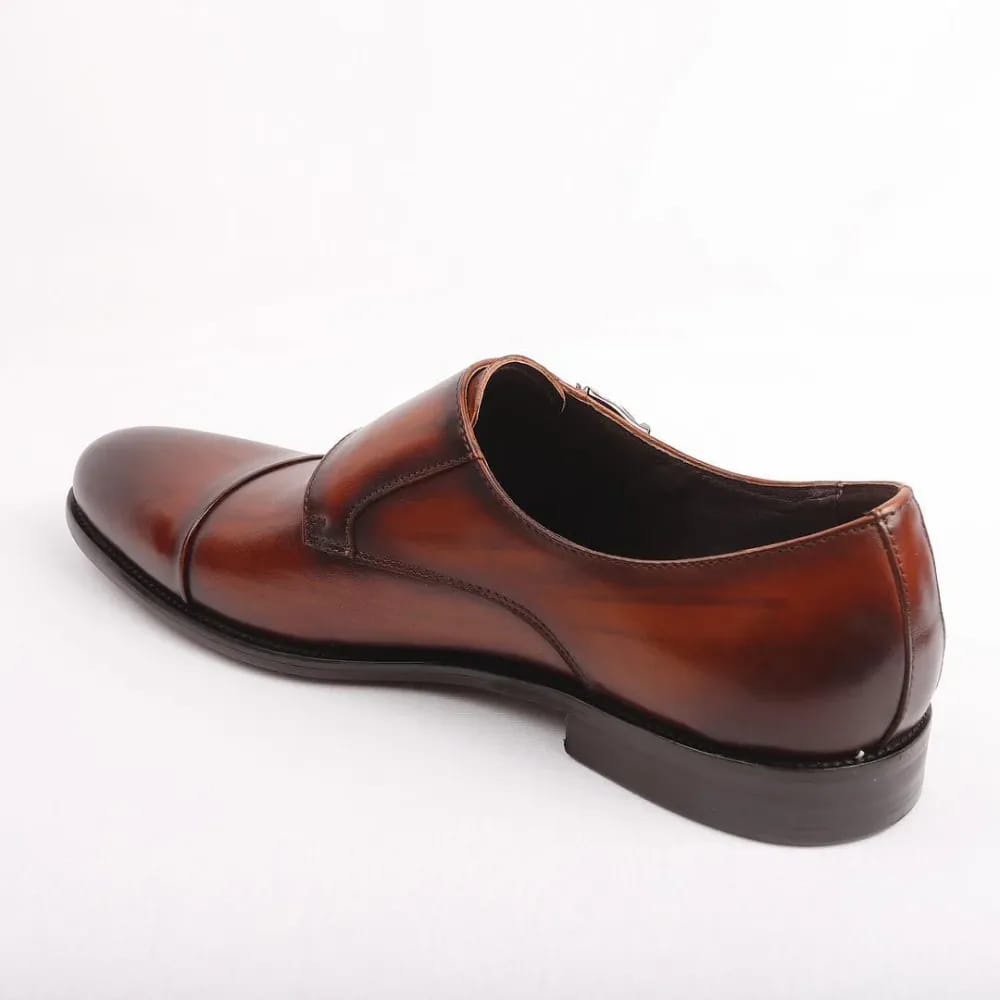 Коричневый кожаный монк с одной пряжкой вид сбоку-сзади — cap-toe, гладкая кожа без патины, тёмная подошва