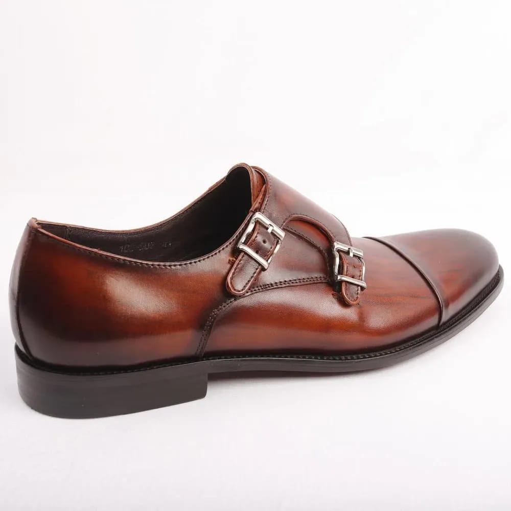 Коричневые кожаные монки с двумя пряжками вид сбоку — cap-toe, гладкая кожа с патиной, кожаная подошва