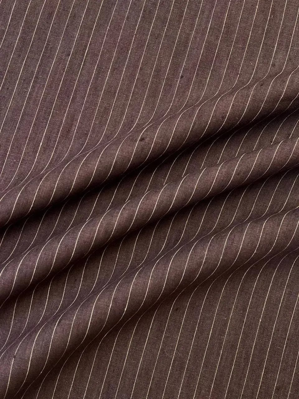 Образец коричневой шерсти Loro Piana в тонкую полоску — элегантный шёлковый блеск