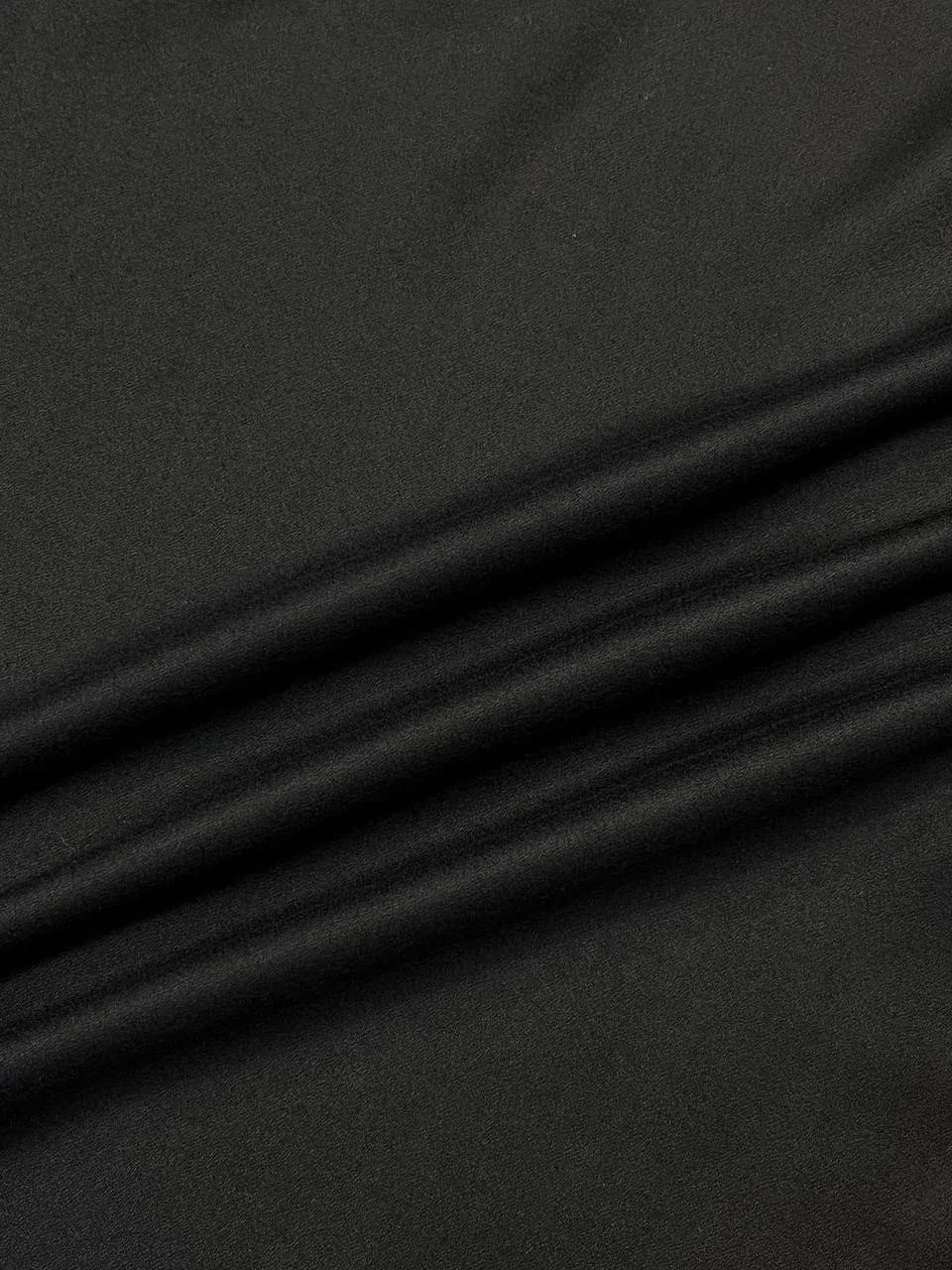 Образец чёрной ткани Loro Piana — шелковистая гладкая поверхность высококачественной шерсти