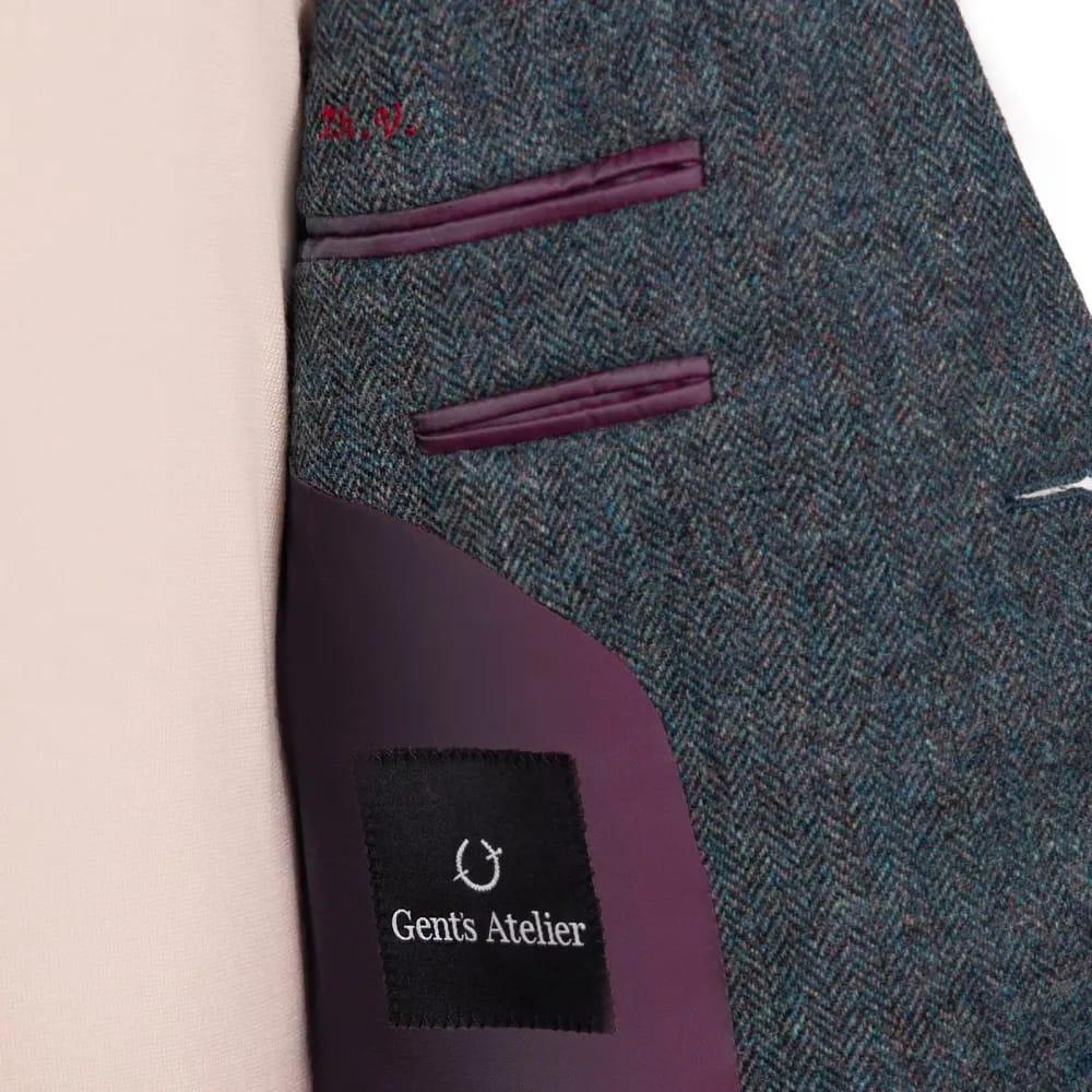 Внутренняя сторона пиджака из ткани Marton Mills — этикетка Gent's Atelier и бордовая подкладка