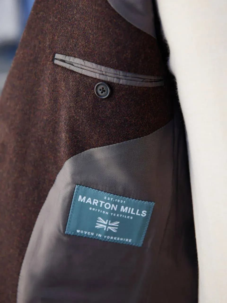 Бирка Marton Mills British Textiles Est. 1931 Woven in Yorkshire на подкладке тёмно-коричневого пиджака