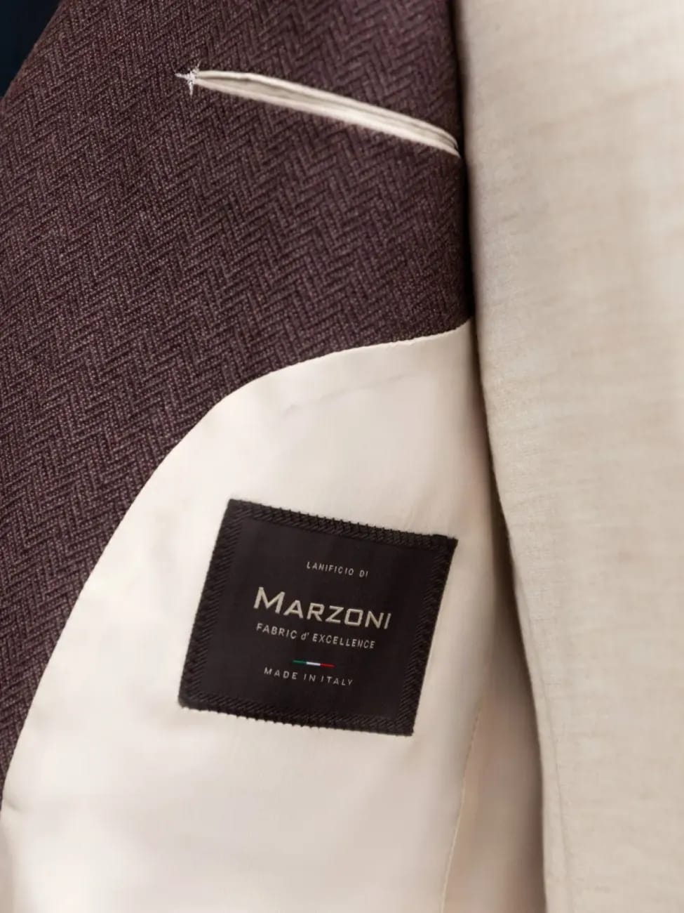 Подклад пиджака с этикеткой Marzoni Fabric d'Excellence Made in Italy и нагрудным карманом