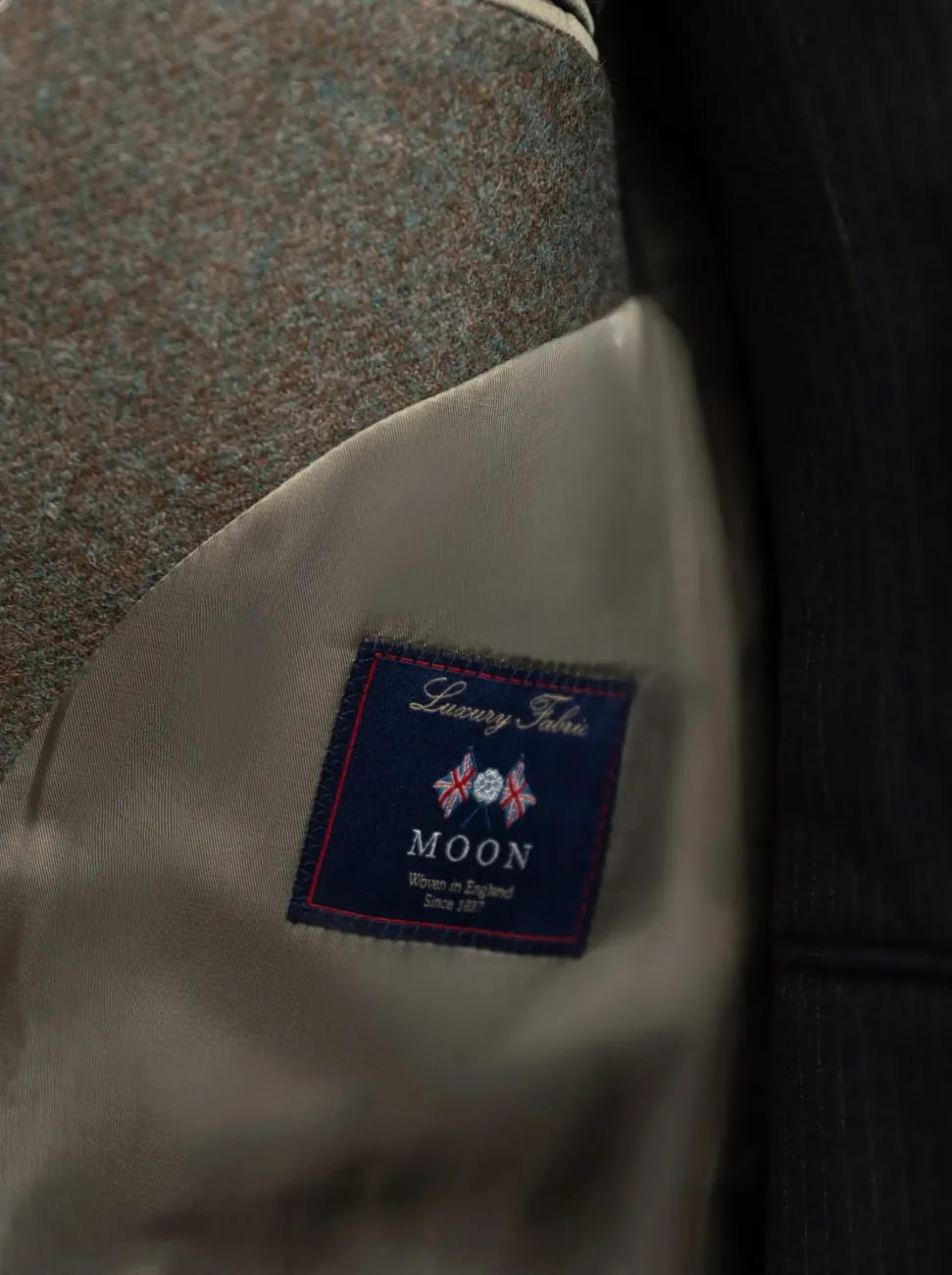 Подклад пальто из бежевой ткани с этикеткой Abraham Moon Luxury Fabric Woven in England, верхняя ткань меланж с красными и синими вкраплениями