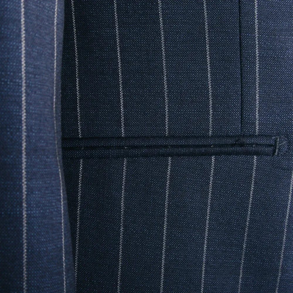 Крупный план кармана пиджака в тёмно-синюю полоску pinstripe — прорезной карман с кантом