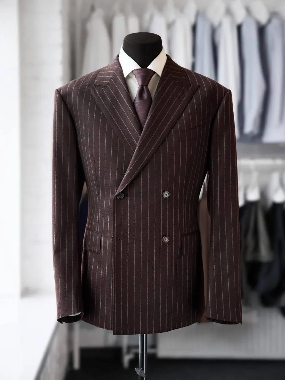 Двубортный костюм в полоску pinstripe