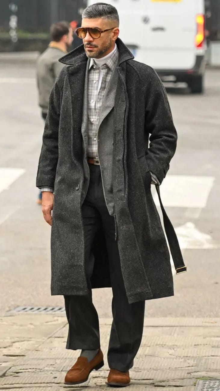 Образ с Pitti Uomo 109 во Флоренции: длинное тёмно-серое буклированное пальто, клетчатая рубашка и коричневые лоферы
