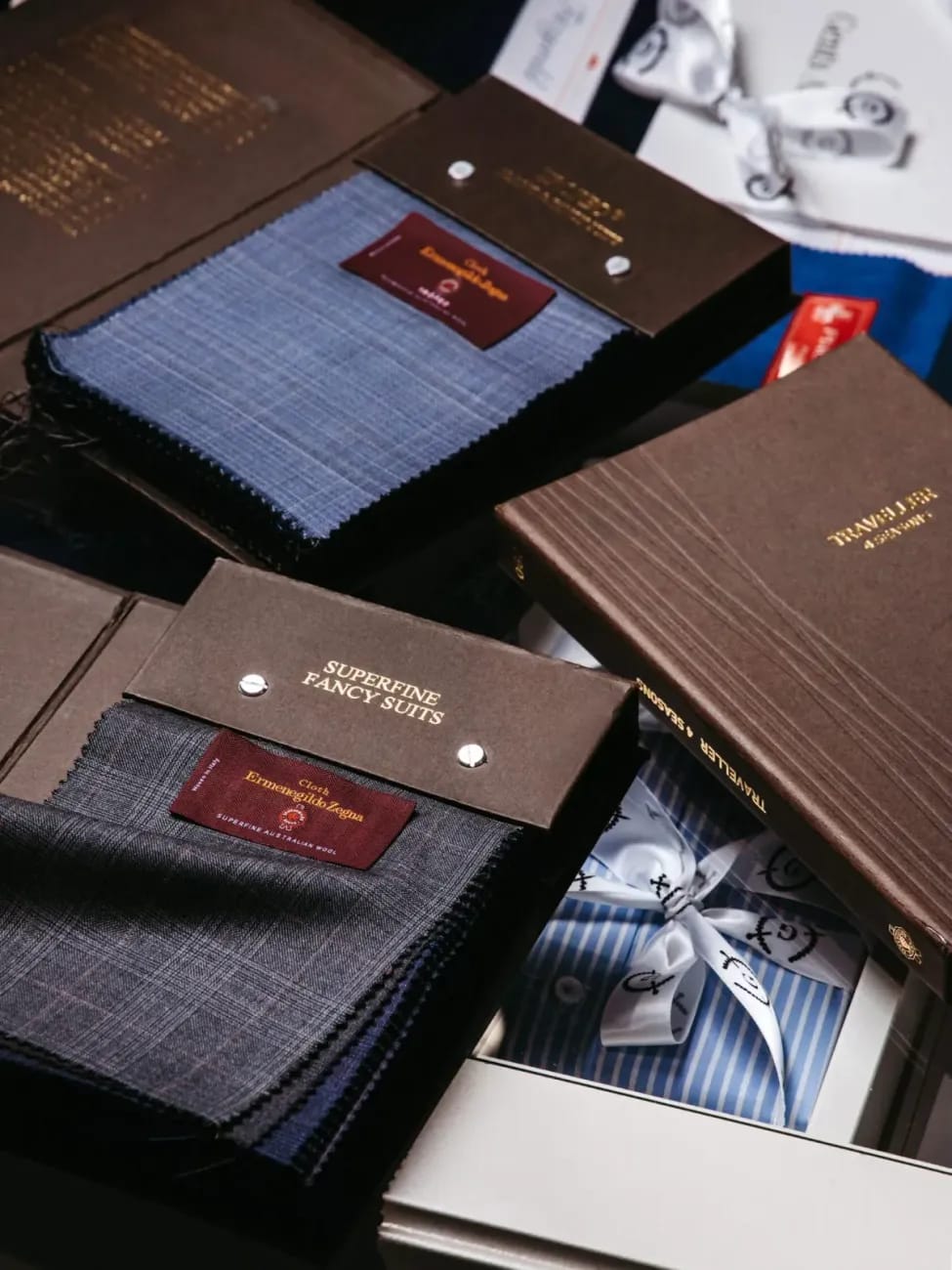 Букеты тканей в фирменных папках Ermenegildo Zegna с образцами шерсти и рубашечными материалами