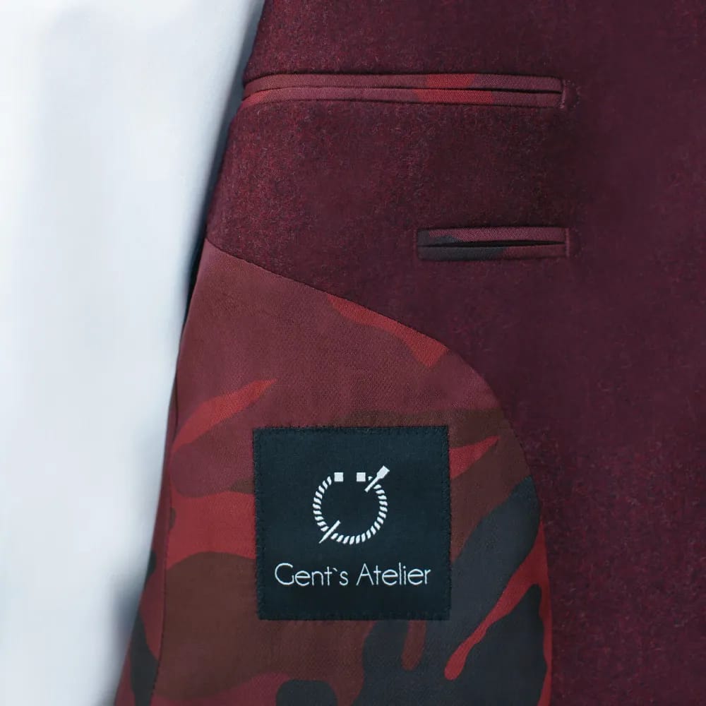 Изнанка борта бордового пиджака с этикеткой Gent's Atelier и подкладкой камуфляж