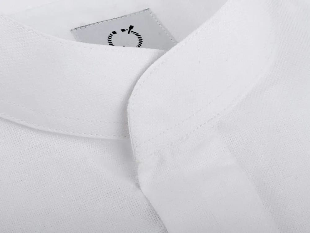 Крупный план воротника белой сорочки Gent's Atelier