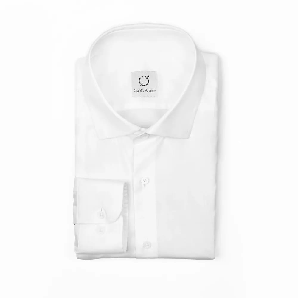 Белая мужская рубашка Gent's Atelier в сложении с английским воротником на белом фоне, бирка с логотипом на воротнике