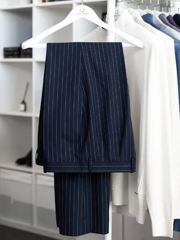 Брюки в белую полоску из того же синего костюмного полотна на вешалке Gent's Atelier