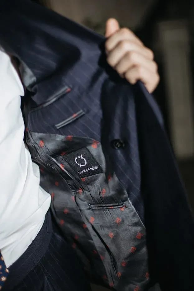 Деталь — внутренняя подкладка полосатого костюма с лейблом Gent's Atelier