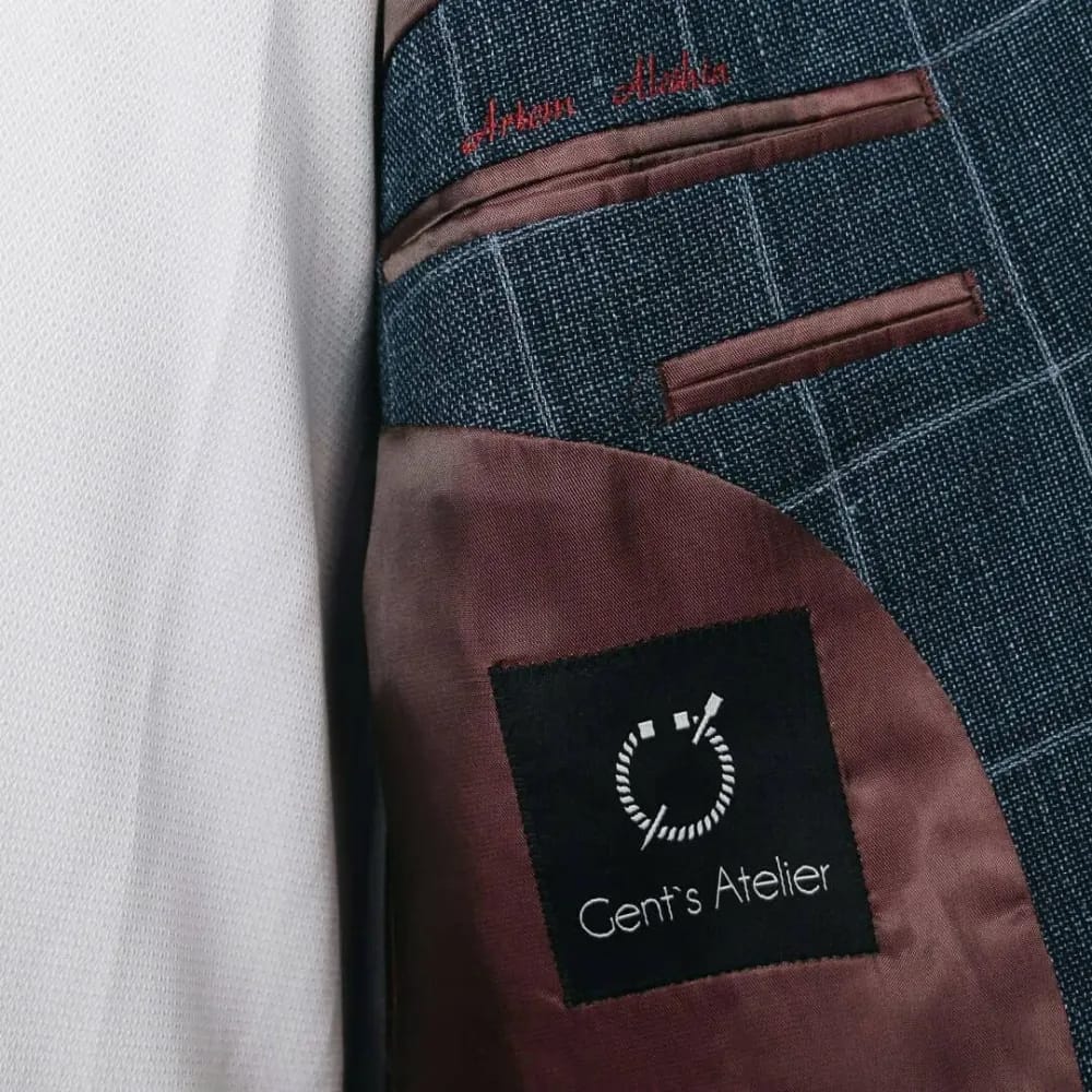 Подкладка тёмно-синего клетчатого пиджака с бордовой отделкой и лейблом Cent's Atelier