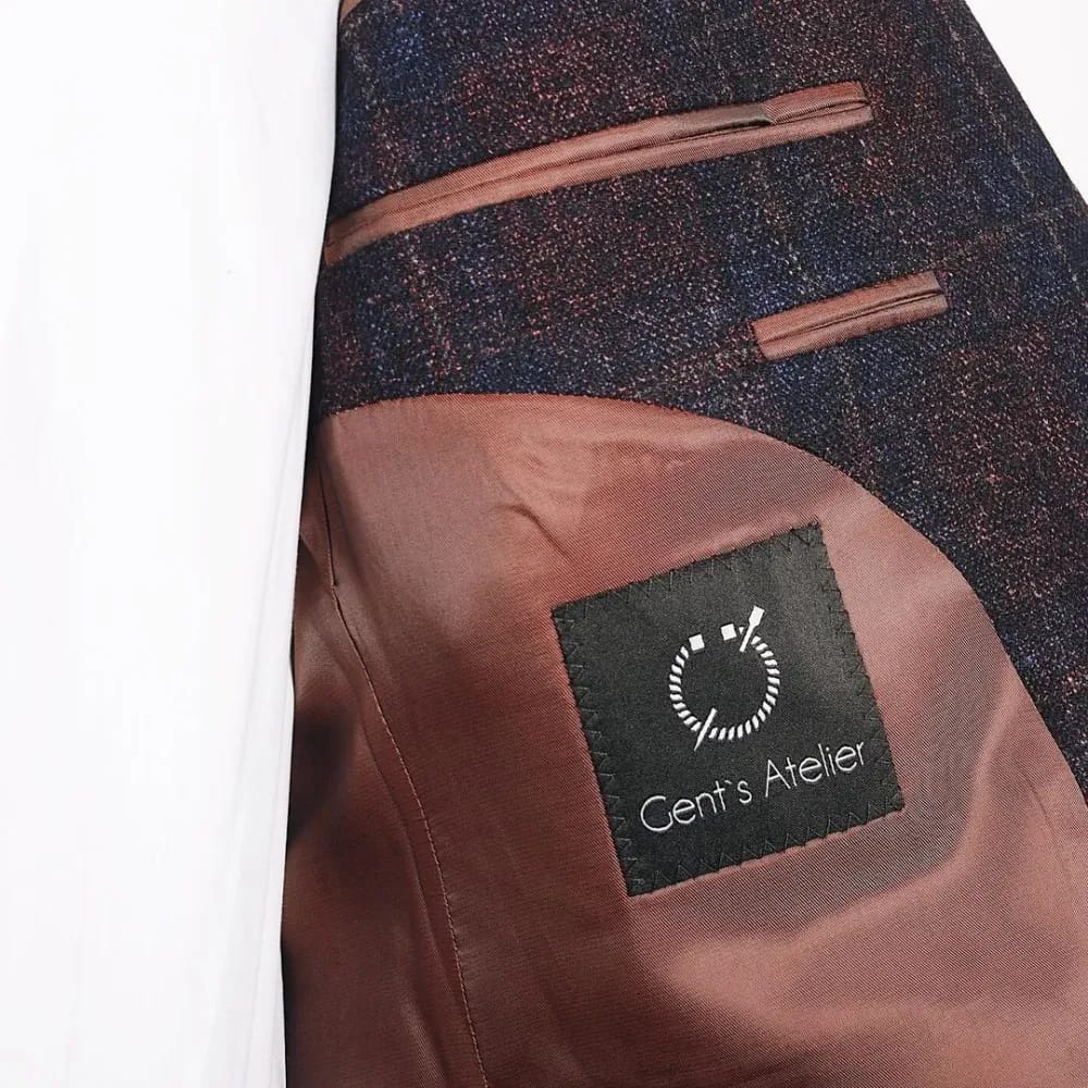 Подкладка пиджака Gent's Atelier из коричневого шёлка, борт из тёмно-синей ткани в бордовую клетку, чёрный лейбл с логотипом