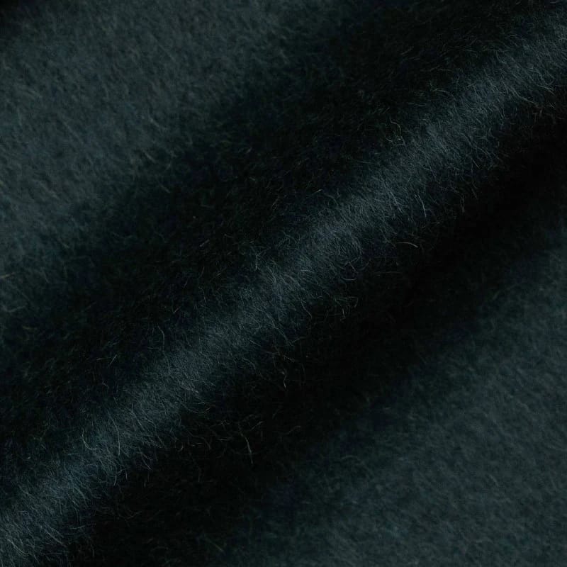 Макросъёмка тёмно-зелёной ткани из альпаки сури коллекции Suri Alpaca Coat
