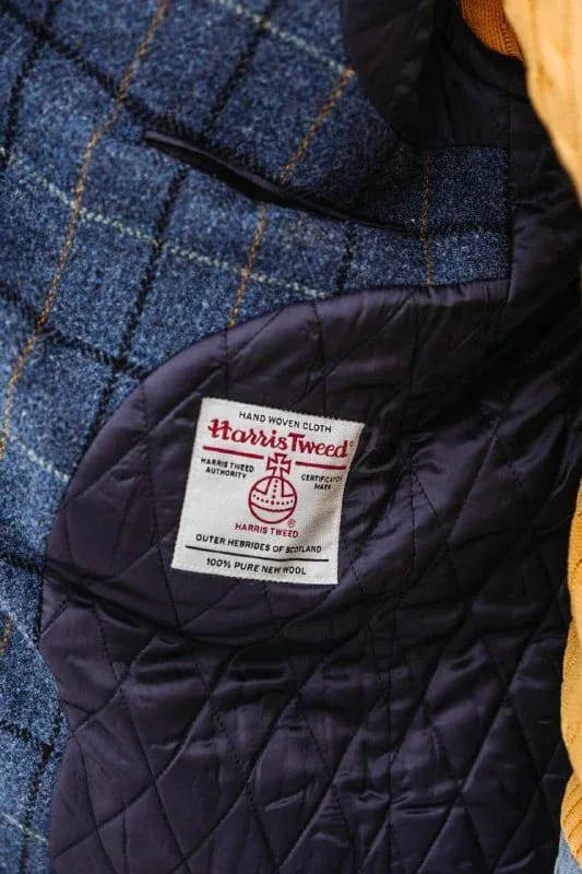 Этикетка Harris Tweed на синем пиджаке в клетку — ручное ткачество 100% чистая шерсть Шотландия