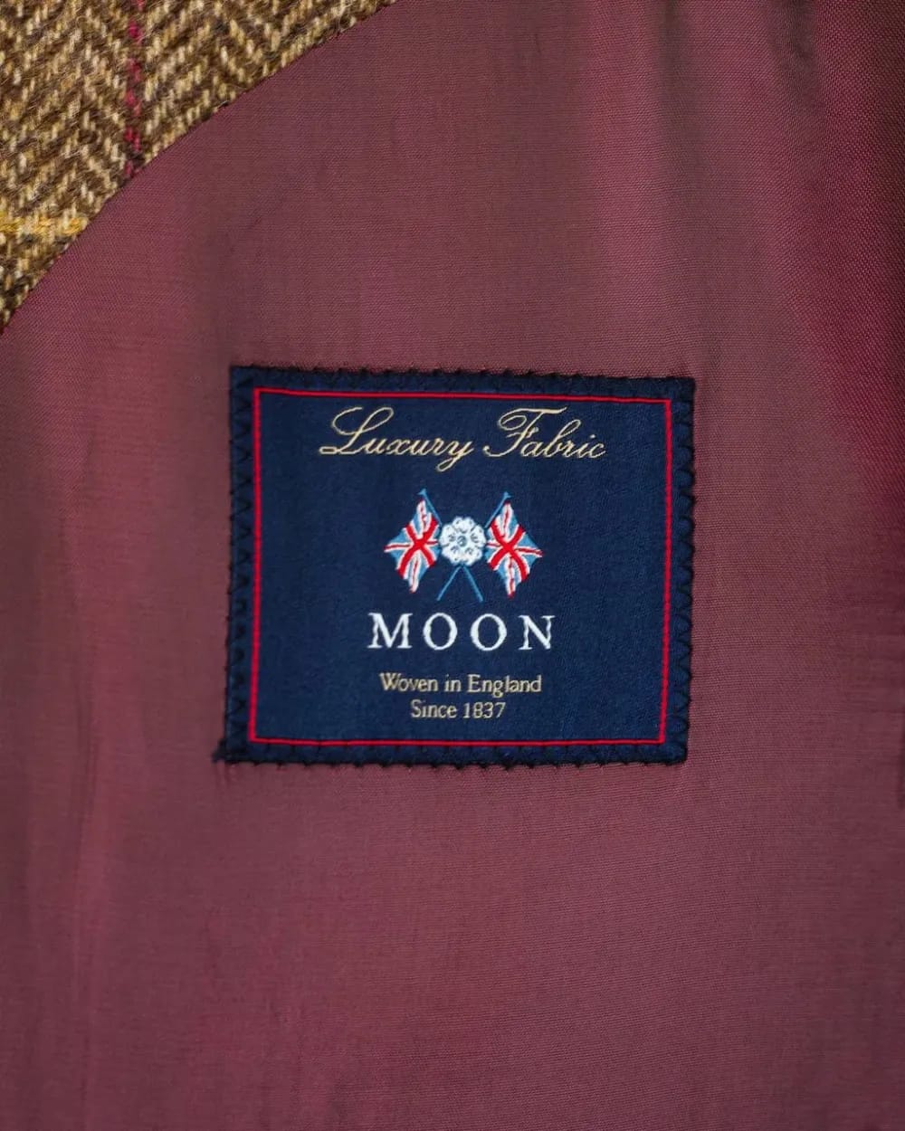 Лейбл Abraham Moon Luxury Fabric на подкладке пиджака