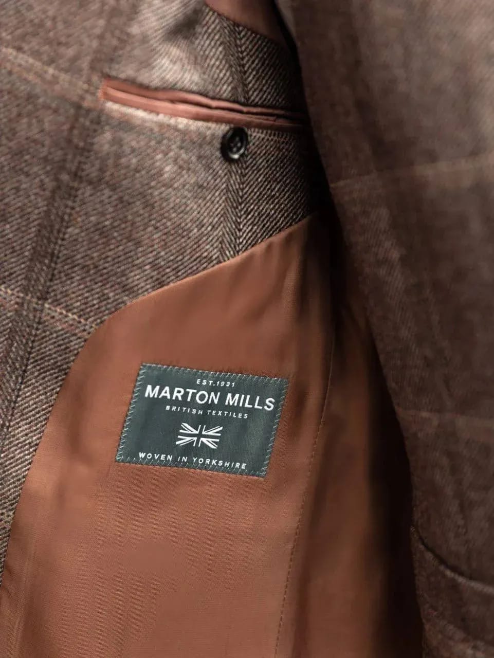 Этикетка Marton Mills British Textiles Woven in Yorkshire внутри коричневого твидового пиджака