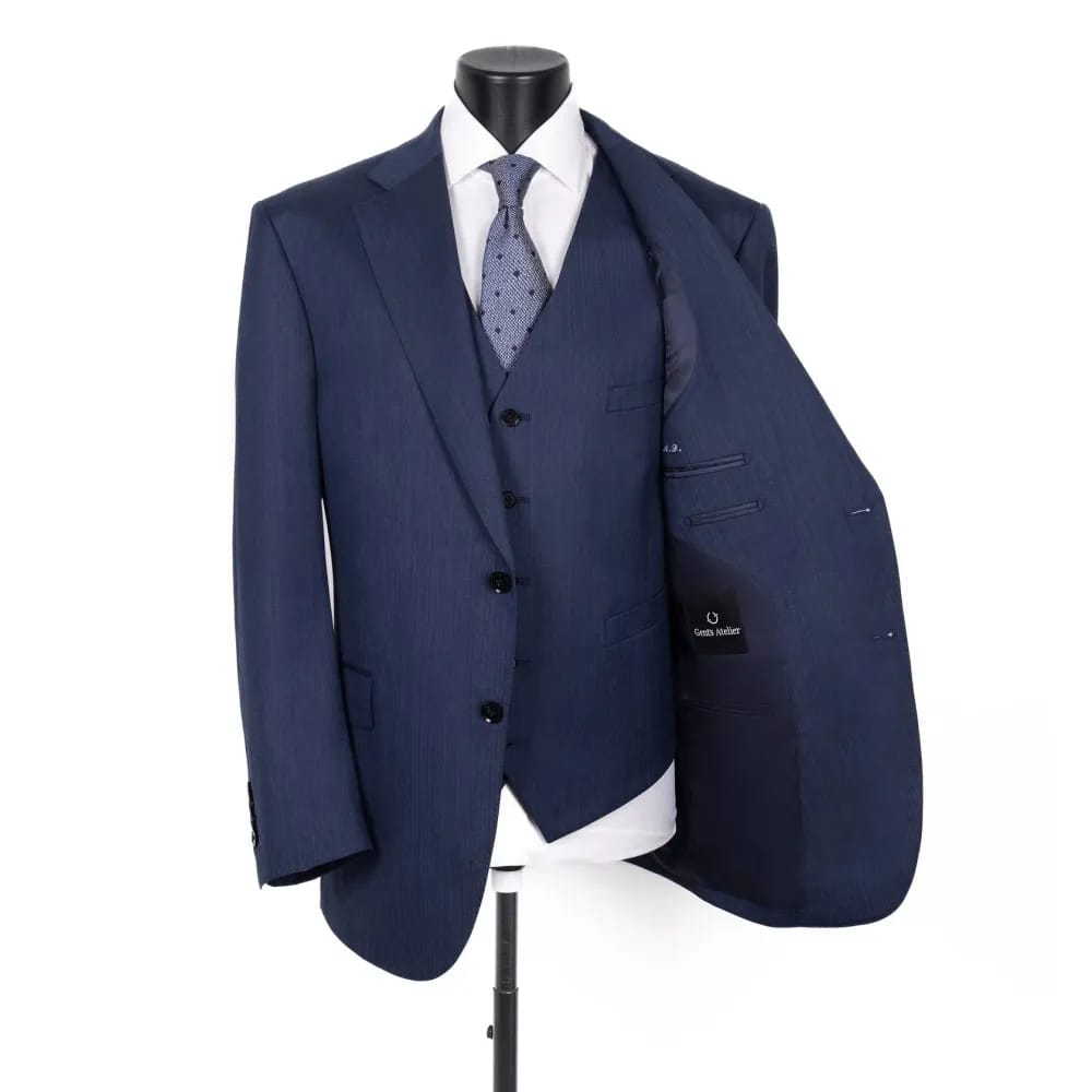 Тёмно-синий трёхпредметный костюм с жилетом из ткани Vitale Barberis Canonico на манекене