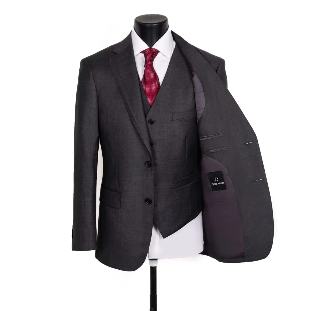 Тёмно-серый трёхпредметный костюм с жилетом из ткани Vitale Barberis Canonico на манекене