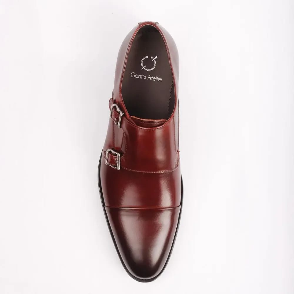 Бордовый кожаный монк Gent's Atelier вид сверху — две металлические пряжки, cap-toe, логотип ателье на стельке